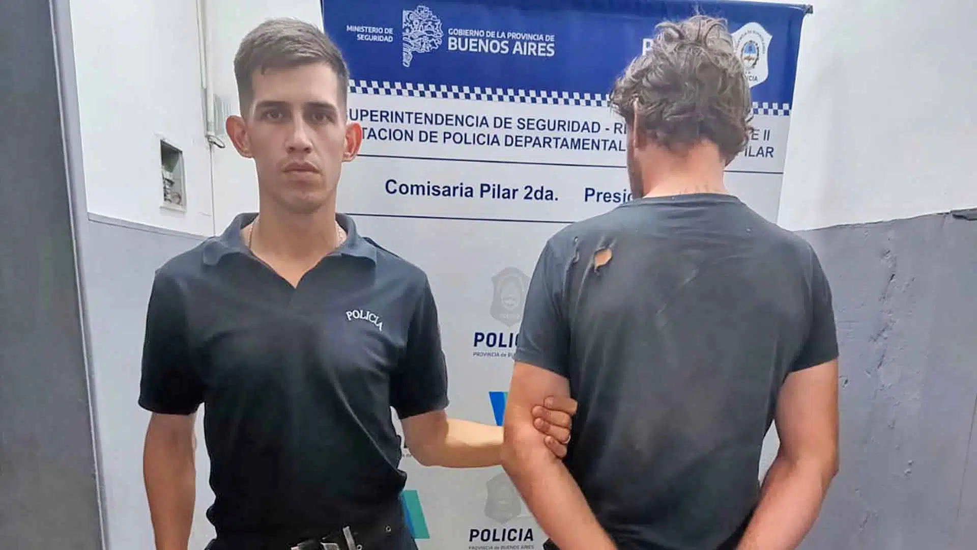 Atacó a su pareja y escapó