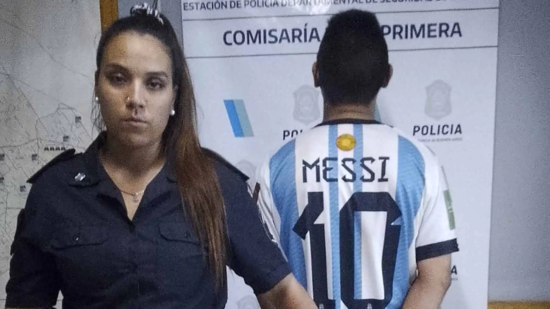 Le robó y la golpeó