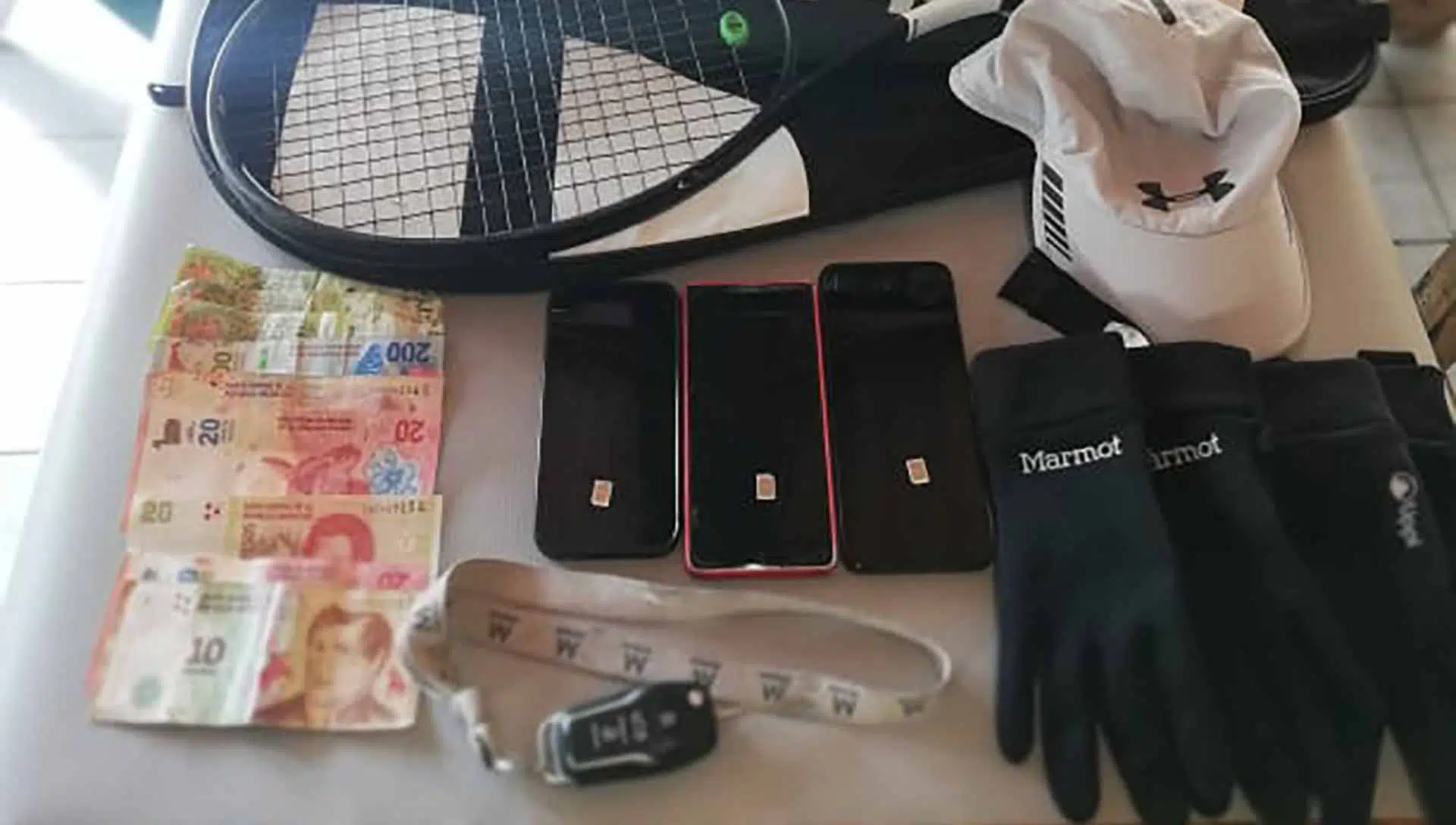 Detenidos robo pertenencias auto