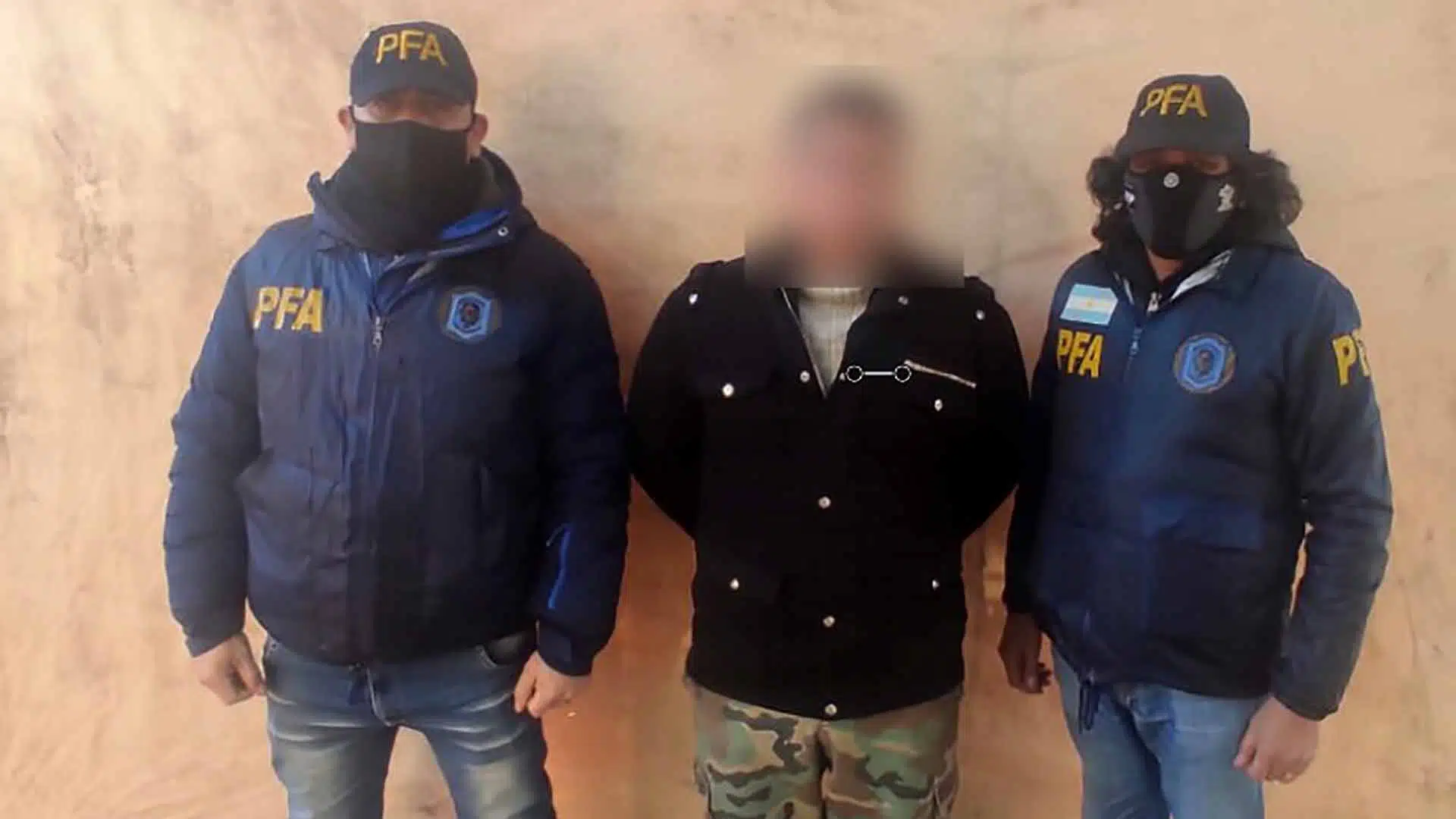 Policía detenido robo celular