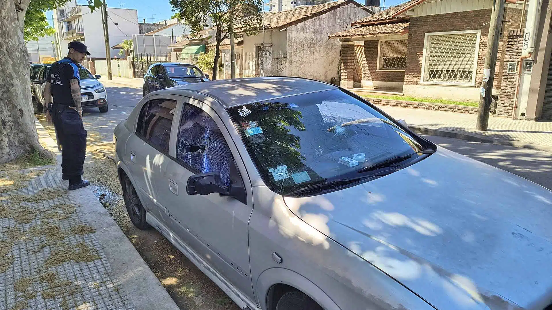 Destrozó autos estacionados
