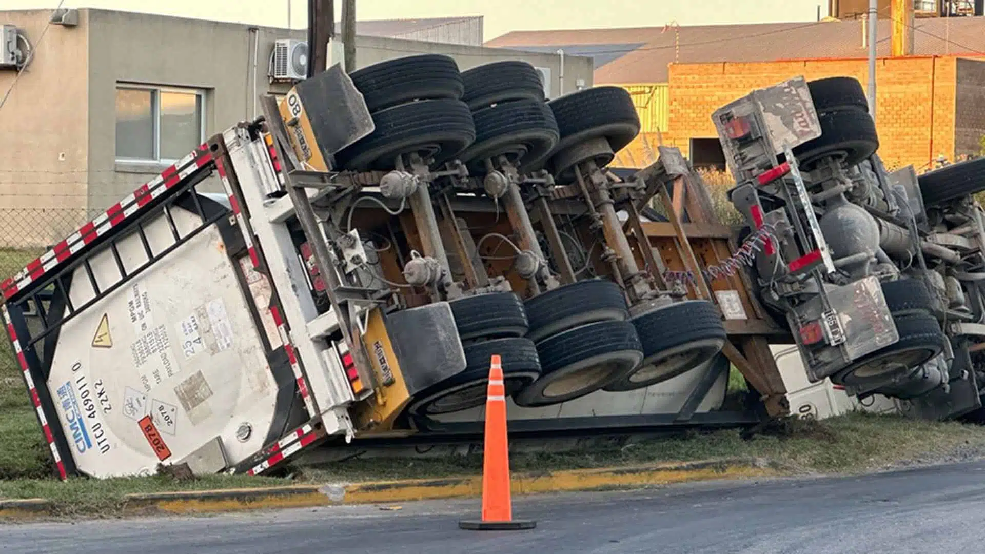 Vuelco camión químicos Parque Industrial