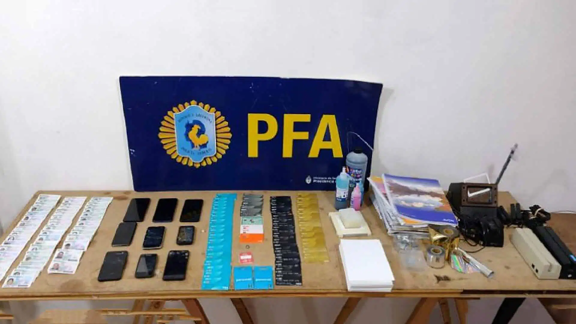 banda de falsificación de documentos y tarjetas para compras en línea